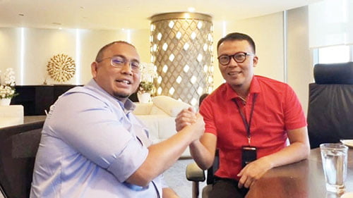 TEMUI DIRUT TELKOMSEL—  Anggota Komisi VI DPR RI asal Sumbar Andre Rosiade, bertemu dengan Direktur Utama Telkomsel Nugroho untuk menyelesaikan persoalan sinyal (blank spot) di Nagari Tanjung Labuah, Kecamatan Sumpur Kudus, Kabupaten Sijunjung.