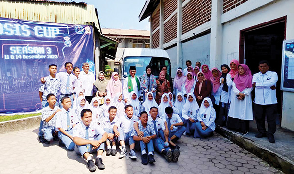 Athari Gauthi Ardi Serahkan Bus Sekolah ke SMAN 4 Padang 1 BANTUAN BUS SEKOLAH— Para siswa dan guru berfoto bersama dengan anggota DPR RI Athari Gauthi Ardi dan Kepala Disdik Sumbar Barlius, usai penyerahan bantuan operasional bus sekolah SMAN 4 Padang.