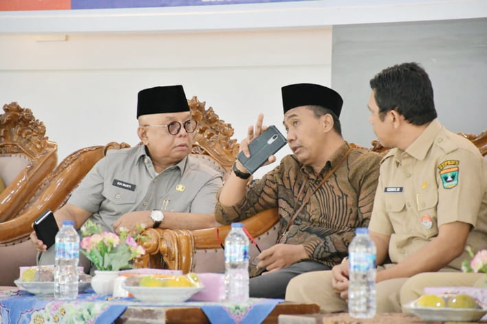 Anggota Pokja Terbatas, Sekda Harap Pengadaan Barang dan Jasa Melalui e-Katalog 1 MENGHADIRI— Sekda Agam Edi Busti saat menghadiri Diseminasi Pelaksanaan Pengadaan Barang dan Jasa Sistem e-Katalog Lokal, di Balairung Rumah Dinas Bupati Agam, Selasa (5/12).