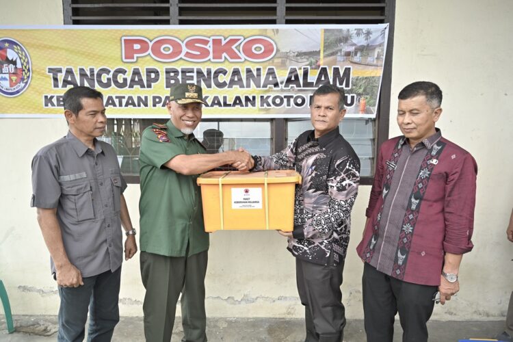 PENYERAHAN BANTUAN— Gubernur Sumbar Mahyeldi Ansharullah, serahkan bantuan ke titik lokasi terdampak bencana banjir dan longsor di Pangkalan Koto baru, Kabupaten Limapuluh Kota, Kamis (28/12).