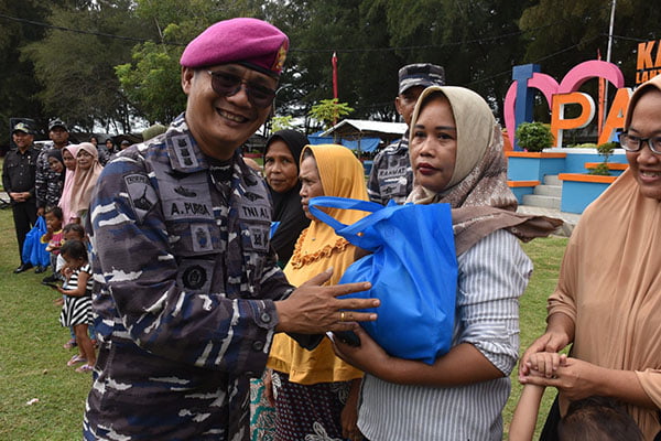 SERAHKAN—Asisten Potensi dan Pembinaan Maritim Lantamal II, Kolonel Marinir Agustinus Purba serahkan sembako .