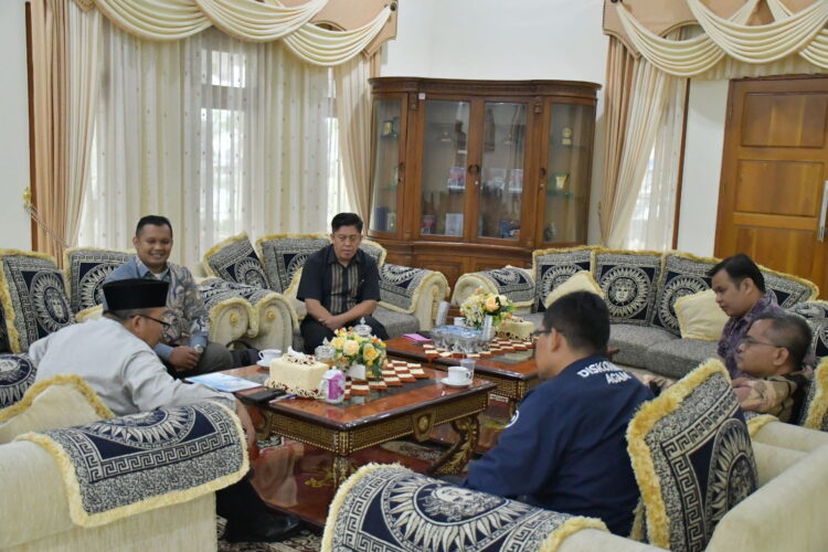 Audiensi Dengan Tim Ruang Guru, Bupati Agam Komit Pacu Mutu SDM 1 AUDIENSI— Bupati Agam Andri Warman terima audiensi dari PT Ruang Raya Indonesia atau Ruang Guru di Mess Pemda Agam Belakang Balok Bukittinggi, Sabtu, (2/12).