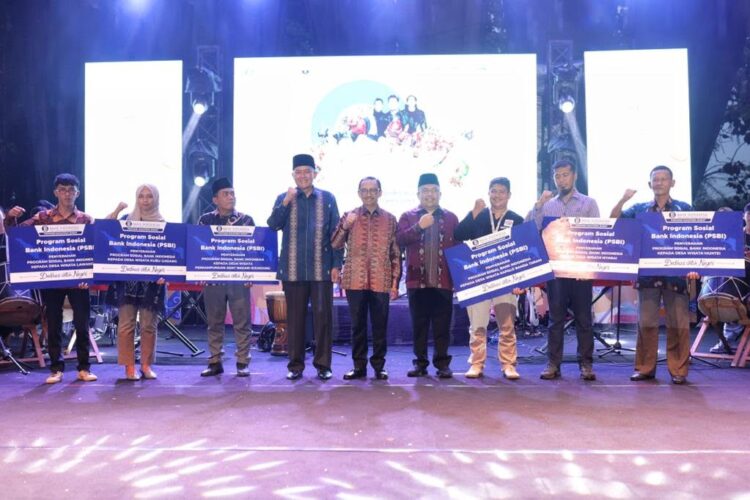 SERAHKAN BANTUAN— Bank Indonesia menyerahkan program sosial kepada enam desa wisata binaan di Sumbar.