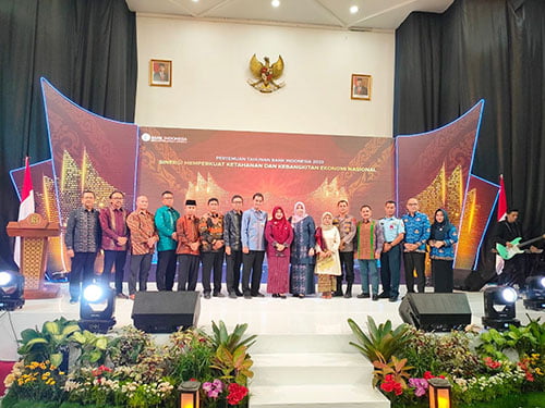 BI Prediksi Pertumbuhan Ekonomi Sumbar 4,63 sampai 5,43 pada 2024 1 FOTO BERSAMA— Deputi Kepala Perwakilan BI Sumbar, Christoveny (dua dari kiri), foto bersama dengan para penerima penghargaan saat pertemuan tahunan BI Sumbar.