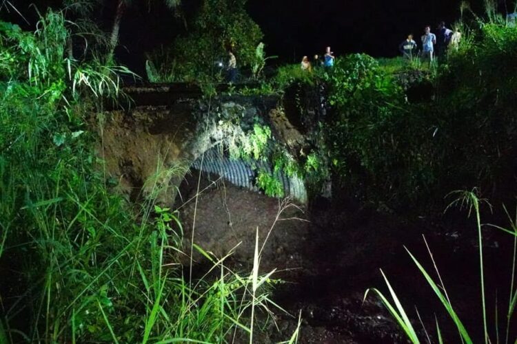 TITIK BANJIR LAHAR—Terlihat beberapa titik banjir lahar yang terjadi di Tanahdatar perlu diwaspadai   diantaranya jembatan Koto Baranjak yang kondisinya hampir terban.