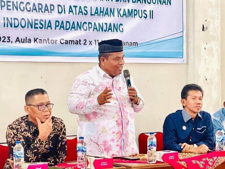 Bantuan Pengarap Diserahkan, Bupati Sebut Kampus ISI Segera Dibangun di Tarok City 1 SAMBUTAN— Bupati Padangpariaman Suhatri Bur memberikan sambutan saat penyerahan santunan/kerohiman atas tanaman dan bangunan kepada masyarakat penggarap di Lahan Kampus II Institut Seni (ISI) Padangpanjang.