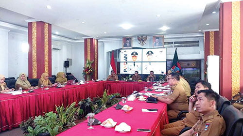 RAPAT EVALUASI— Wakil Wali Kota Padang Ekos Albar memimpin rapat evaluasi pencapaian realisasi Pendapatan Asli Daerah (PAD) hingga 31 Desember mendatang.