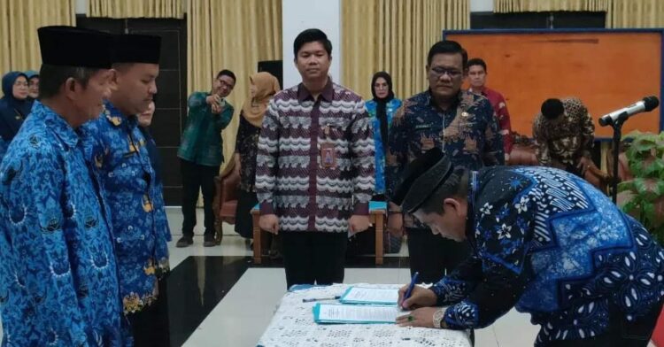 PELANTIKAN— Bupati Padangpariaman Suhatri Bur saat menandatangani berkas acara pelantikan pejabat dministrator, pengawas dan fungsional di lingkungan Pemkab Padangpariaman.
.