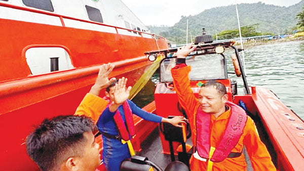 PENCARIAN NELAYAN— Personel Basarnas Padang mengerahkan tim untuk mencari dua nelayan yang dilaporkan hilang di laut sekitar perairan Pulau Bindalang, Sabtu (9/12) sore. Hingga Minggu (10/12) sore, kedua nelayan belum berhasil ditemukan.