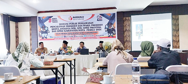 DISKUSI PUBLIK— Bawaslu Kota Solok mengadakan diskusi publik tentang pengawasan pencalonan presiden, wakil presiden, anggota DPR, DPD, DPRD Provinsi, dan DPRD kabupaten/kota dalam Pemilu 2024, Senin (18/19).