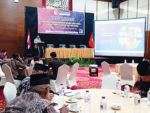 Sosialisasikan Pengawasan Pemilu Partisipatif di Batusangkar, Bawaslu Ingatkan Masyarakat Awasi Pelanggaran Pemilu 1 SOSIALISASI— Ketua Bawaslu Provinsi Sumbar, Alni saat membuka sosialisasi pengawasan Pemilu partisipatif di Batusangkar, Kamis (14/12).
