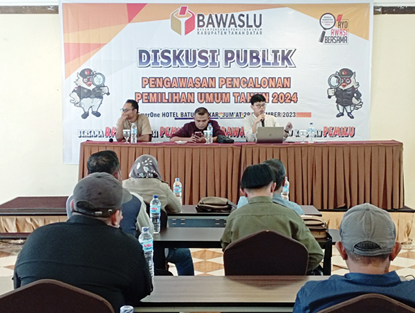 Diskusi Publik Pengawasan Pencalonan Pemilu 2024, Bawaslu Harap Netralitas Media dalam Pemberitaan 1 DISKUSI PUBLIK— Ketua Bawaslu Tanahdatar Andre Azki pimpin diskusi publik pengawasan pencalonan pemilihan umum tahun 2024, Jumat (29/12).