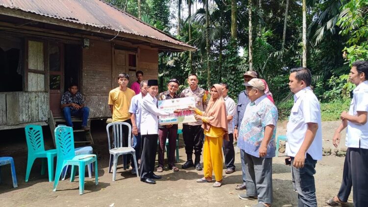 BANTUAN REHAB RUMAH— Ketua Baznas Padangpariaman Rahmat Tuangku Sulaiman, serahkan bantuan RTLH pada masyarakat yang tidak mampu.