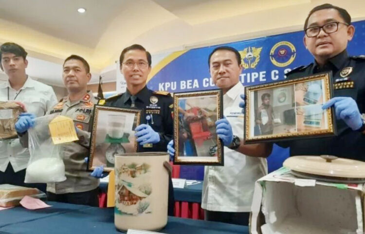 BARANG BUKTI— Kepala Bea Cukai Soetta Gatot Sugeng Wibowo saat menunjukan 
barang bukti hasil ungkap kasus penyelundupan narkotik