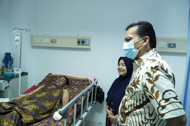 BESUK KORBAN MARAPI— Pj Wali Kota, Sonny Budaya Putra, A.P, M.Si bersama Forum Komunikasi Pimpinan Daerah (Forkopimda) besuk korban erupsi Gunung Marapi yang dirawat di RSUD Padang Panjang, kemarin.