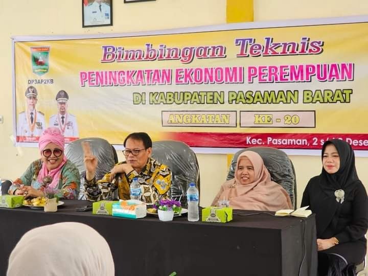 BIMTEK— Anggota DPRD Sumbar, Zukenedi Said,pejabat Dinas Perempuan dan Perlindungan Anak (DPPPA)Sumbar serta pemateri lainnya saat kegiatan Bimtek peningkatan ekonomi Sumbar.