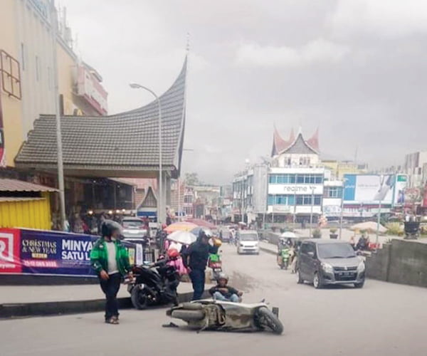 ABU VULKANIK— Kota Bukittinggi, terpapar kabut asap dan abu vulkanik dari erupsi 
Gunung Marapi, Selasa (5/11).
