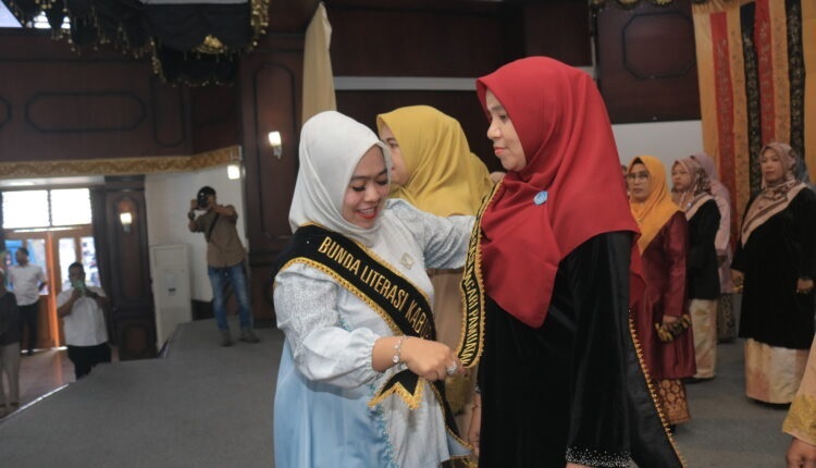 Bunda Literasi Kabupaten Sijunjung sekaligus Istri Bupati Sijunjung Ny. Riri Benny Dwifa