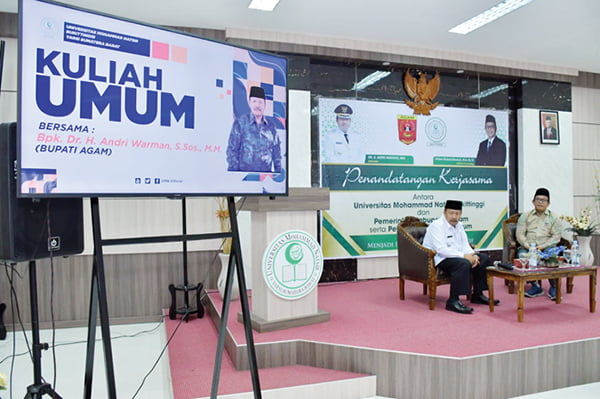 KULIAH UMUM— Bupati Agam Dr.H.Andri Warman memberikan kuliah umum kepada seratusan mahasiswa dari berbagai fakultas di Universitas Mohammad Natsir Bukittinggi, Rabu (6/12).