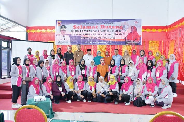 PELATIHAN SENAM— Bupati Agam Dr.H.Andri Warman,MM membuka pelatihan pembinaan instruktur senam dan senam masal klub jantung sehat, di Homestay Sikabu Kecamatan Ampek Koto, Selasa (5/12).