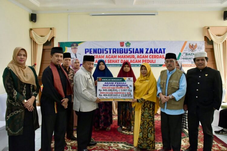 PENDISTRIBUSIAN ZAKAT— Bupati Agam Andri Warman distribusikan zakat bagi 152 mustahik di Mess Pemkab Agam di Belakang Balok, Bukittinggi, Sabtu, (2/12).