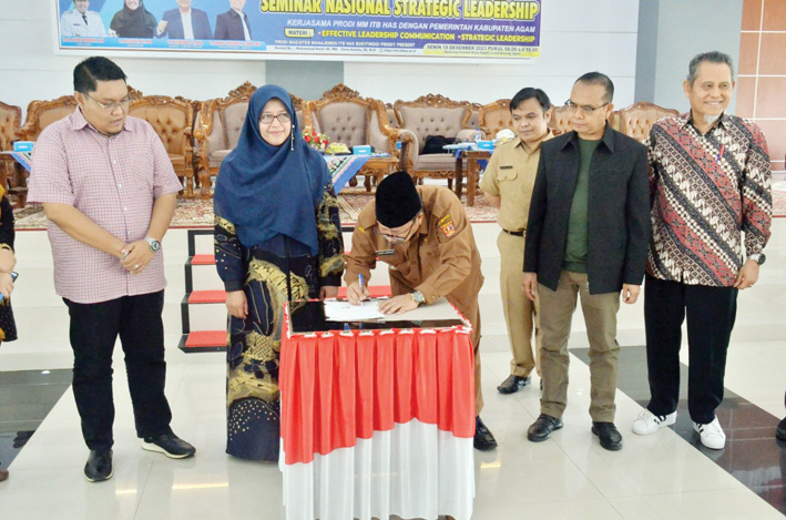 Bupati Agam dan Rektor ITB HAS Teken MoU, Tingkatkan Kuallitas SDM yang Kompeten dan Profesional 1 KERJASAMA— Bupati Agam Andri Waeman tandatangani kerjasama dengan Institut Teknologi dan Bisnis Haji Agus Salim (ITB-HAS), Senin (18/12).