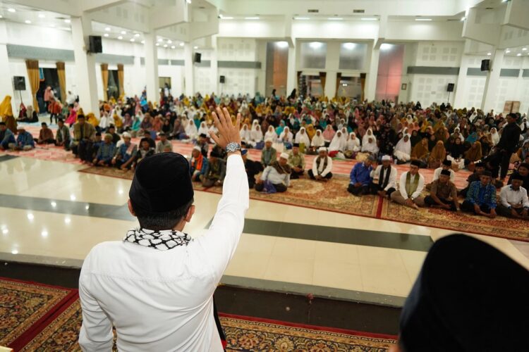 Hadiri BKMT Tingkat Kabupaten Tanah Datar, Bupati: Jemaah Diminta Waspadai Longsor dan Erupsi Marapi 1 HADIRI WIRID BULANAN— Bupati Tanah Datar Eka Putra, menghadiri acara rutin wirid bulanan Badan Kontak Majelis Taklim (BKMT) ke-614 di gedung Nasional Maharajo Dirajo Batusangkar, Senin (25/12) malam.