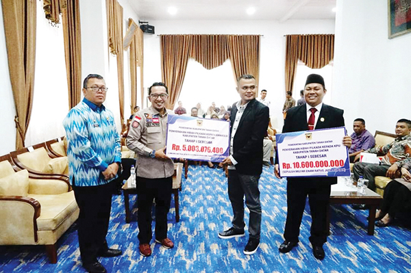 Sukseskan Pilkada 2024, Pemkab Tanah Datar Hibahkan Dana Rp 39 Miliar 1 DANA HIBAH PILKADA— Bupati Tanah Datar, Eka Putra menyerahkan secara simbolis dana hibah Pilkada tahap I kepada Bawaslu dan KPU Tanah Datar senilai Rp 15, 6 miliar, Kamis (28/12).