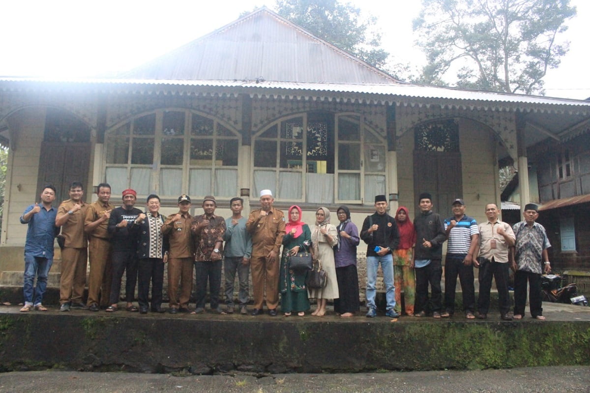 Bupati Hamsuardi foto bersama didepan rumah gadang sinuruik