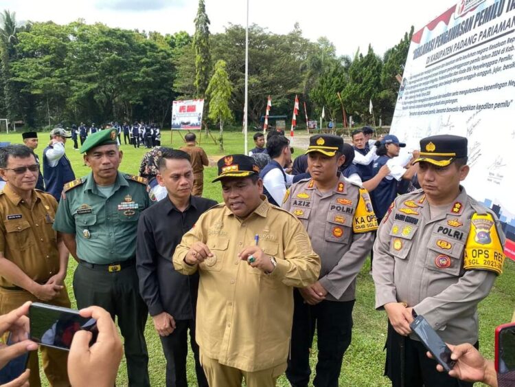 APEL SIAGA— Bupati Padang Pariaman Suhatri Bur, menghadiri apel siaga pengawasan tahapan kampanye pada Pemilu tahun 2024 di lapangan TK-SD Model Limpato, Kecamatan VII Koto Sungai Sariak.