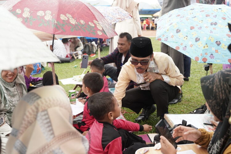 Dibuka Bupati Safaruddin, Ribuan Siswa Hadiri Gebyar PAUD 2023 1 BERSAMA—Bupati Limapuluhkota Safaruddin bersama anak anak PAUD di Singa Harau usai acara.
