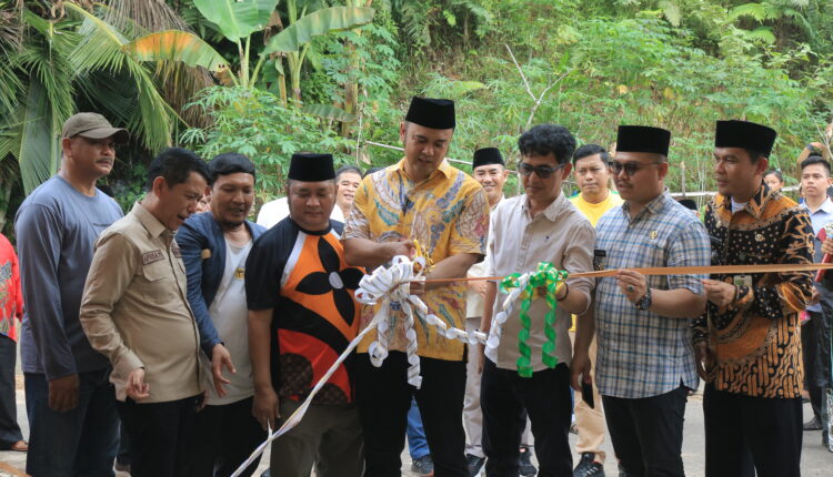Bupati Sijunjung Benny Dwifa Yuswir telah meresmikan Jembatan Padang Rumbio ke Koto Ranah di Nagari Tanjung GadangKecamatan Tanjung GadangSijunjung