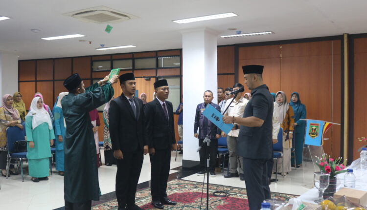PELANTIKAN— Bupati Sijunjung Benny Dwifa Yuswir melantik 2 orang Penjabat (Pj) Wali Nagari.