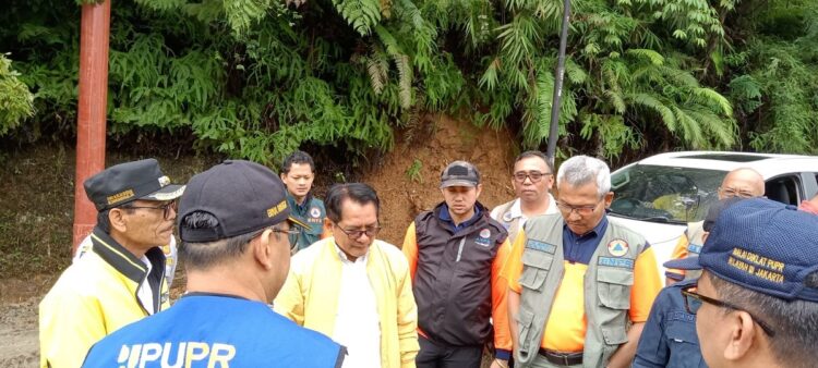 MONITOR PENANGANAN LONGSOR— Bupati Limapuluh Kota Safarudin bersama Anggota Komisi VIII DPR RI dan BNPB langsung monitor penanganan darurat pembersihan perbaikan jalan Sumbar-Riau