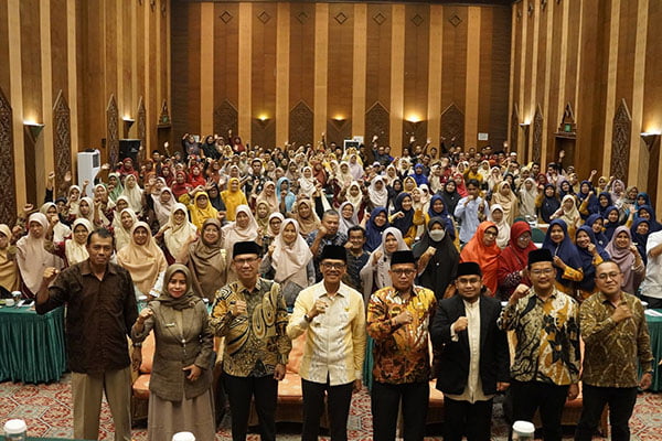 Sukseskan Program Tahfidz di Limapuluh Kota, 622 Guru Agama hingga Kepala Sekolah Ikuti Bimtek 1 FOTO BERSAMA—Bupati Limpauluhkota Safaruddin bersama dengan peserta bimtek