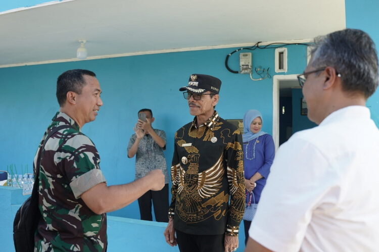 Dinilai Strategis di Limapuluh Kota, Kemenhan RI Tinjau Lokasi SMA Taruna Nusantara 1 PENINJAUAN— Bupati Safaruddin Dt.Bandaro Rajo mendampingi Kepala Pusat Barang Milik Negara Baranahan Kementerian Pertahanan Marsekal Pertama Tisna Kurniawan, saat peninjauan lapangan di Lapangan Terbang Perintis Nagari Piobang, Kamis (7/12).