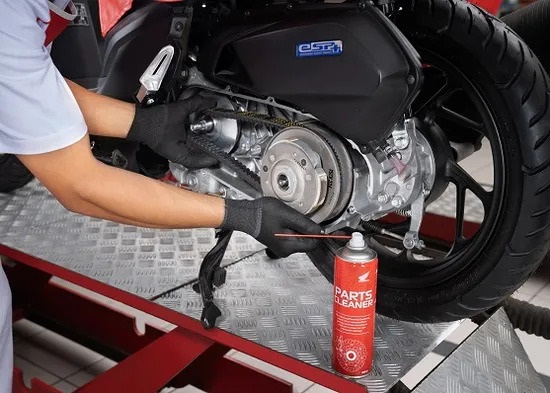 AHM Beberkan Penyebab CVT Motor Matic Selip 1 PEMBERSIHAN-Mekanik bengkel AHASS melakukan pembersihan kotoran yang menumpuk di dalam CVT motor Honda matic.