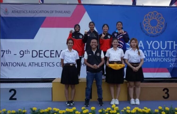 TUNJUKKAN MEDALI— Tim pelajar atletik Indonesia menunjukkan medali yang diraih pada hari pertama 15th SEA Youth Athletics Championships 2023 di National Athletics Centre, Pathum Thani, Thailand, Kamis (7/12).