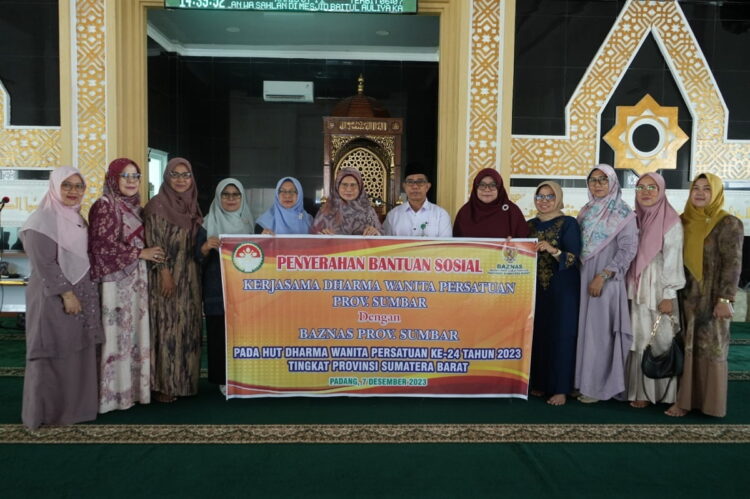 BANTUAN—Ketua DWP Sumatera Barat Lina Hansastri, berikan bantuan sosial bersama Baznas Sumatera Barat dalam rangka kegiatan HUT DWP ke 24 di Mesjid Baitul Aliya Kantor Gubernur.