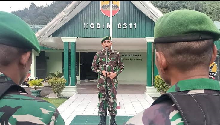 ARAHAN—Komandan Kodim (Dandim) 0311/Pessel Letnan Kolonel  Sunardi, SH saat berikan arahan.