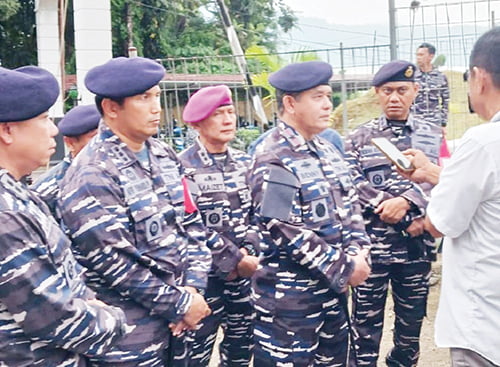 Siapkan Kapal Perang KRI Cakalang, Lantamal II Padang Siap Bantu Distribusi Logistik Pemilu ke Pulau Terluar 1 WAWANCARA— Danlanatamal II Laksaman Pertama TNI Benny Febri, didampingi Dansatrol Kolonel Laut (P) Afif Yuhardi Putera berikan keterangtan pada wartawan