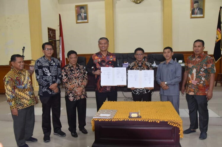 LIHATKAN—Pj Wako pariaman Roberia dan DPRD saat lihatkan pengesahab APBD 2024.