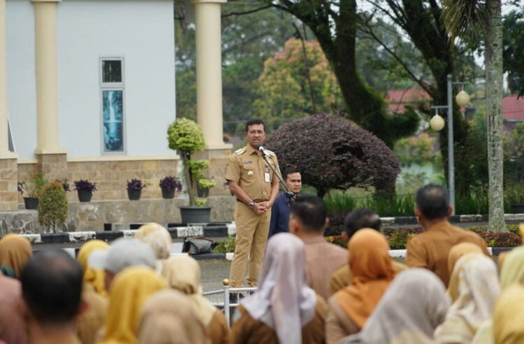 ARAHAN— Bupati Solok Selatan H. Khairunas berikan arahan  saat apel gabungan ASN di Halaman 
Kantor bupati Solok Selatan Senin (4/12)