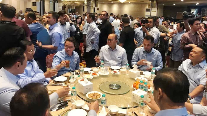 Aliansi Tionghoa Indonesia Deklarasikan Dukungan ke Prabowo-Gibran 1 DEKLARASIKAN DUKUNGAN— Aliansi Tionghoa Indonesia (Sindo) mendeklarasikan dukungannya kepada pasangan calon presiden (capres) dan calon wakil presiden (cawapres) nomor urut 2 (dua) Prabowo-Gibran.