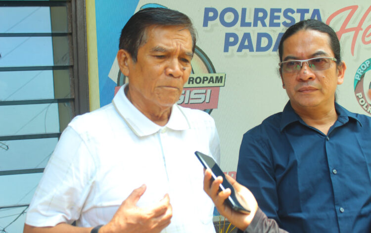 Jadi Korban Penganiayaan, Ketum Perkumpulan PGAI Padang Lapor Polisi 1 USAI DIPERIKSA— Ketum Perkumpulan PGAI Padang, Denny Agusta didampingi kuasa hukumnya usai diperiksa oleh penyidik Polresta Padang terkait laporan kasus penganiayaan yang dibuatnya.