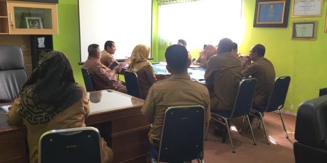 Bentuk Penilaian dan Peninjauan Berkala, DLH Gelar Rapat Evaluasi 1 PIMPIN —Kepala Dinas, Edrizal pimpin Dinas Lingkungan Hidup (DLH) Kota Solok pimpin rapat evaluasi kinerja
tahun Anggaran 2023. Evaluasi.