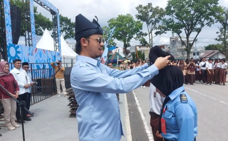 Diikuti Peserta Hingga Asal Malaysia, Pedati Bukittinggi Kukuhkan 1.000 Relawan 1 KUKUHKAN— Wako Erman Safar mengukuhkan ribuan relawan yang terdiri dari pelajar tingkat SMA sederajat untuk Pedati yang dimulai Sabtu (9/12) hingga Rabu (21/12) nanti.
