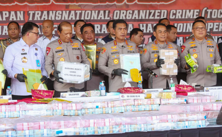 GEMBONG NARKOBA— Kabareskrim Polri Komjen Pol Wahyu Widada (tengah) bersama jajaranya saat gelar perkara TPPU lintas negara pidana awal peredaran narkotika jaringan internasional pimpinan Fredy Pratama.
