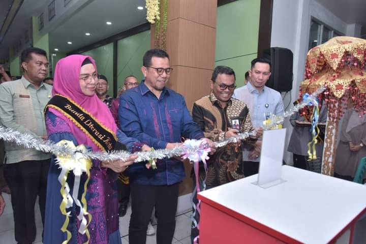 Pocadi di MPP, Diresmikan Deputi Perpusnas RI 1 GUNTING PITA— Deputi Bidang Pengembangan Sumber Daya Perpustakaan Perpusnas RI Dr. Adin Bondar, S. Sos, M.Si, gunting pita peresmian Pojok Baca Digital (Pocadi) yang dipasang di Mall Pelayanan Publik (MPP) Kota Sawahlunto, Kamis (30/11).