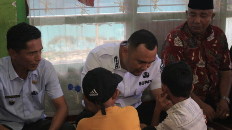 SERAHKAN SANTUNAN— Bupati Sijunjung Benny Dwifa Yuswir, menyerahkan santunan Jaminan Kematian (JKM) kepada dua ahli waris korban tersambar petir di Nagari Muaro Bodi, Rabu (27/12).